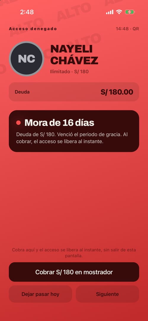 Acceso denegado en la puerta: mora de 16 días, deuda de S/ 180 y el botón para cobrar en el mostrador.